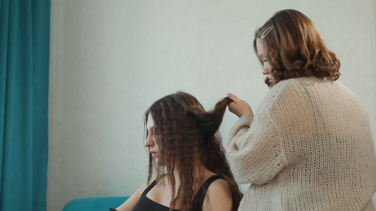 Personal Hair Consultation At Residence, Friendly Stylist And Client In Inviting Setting, Professional Stylist Provides Personalized Hair Advice In Warm And Welcoming Home Environment