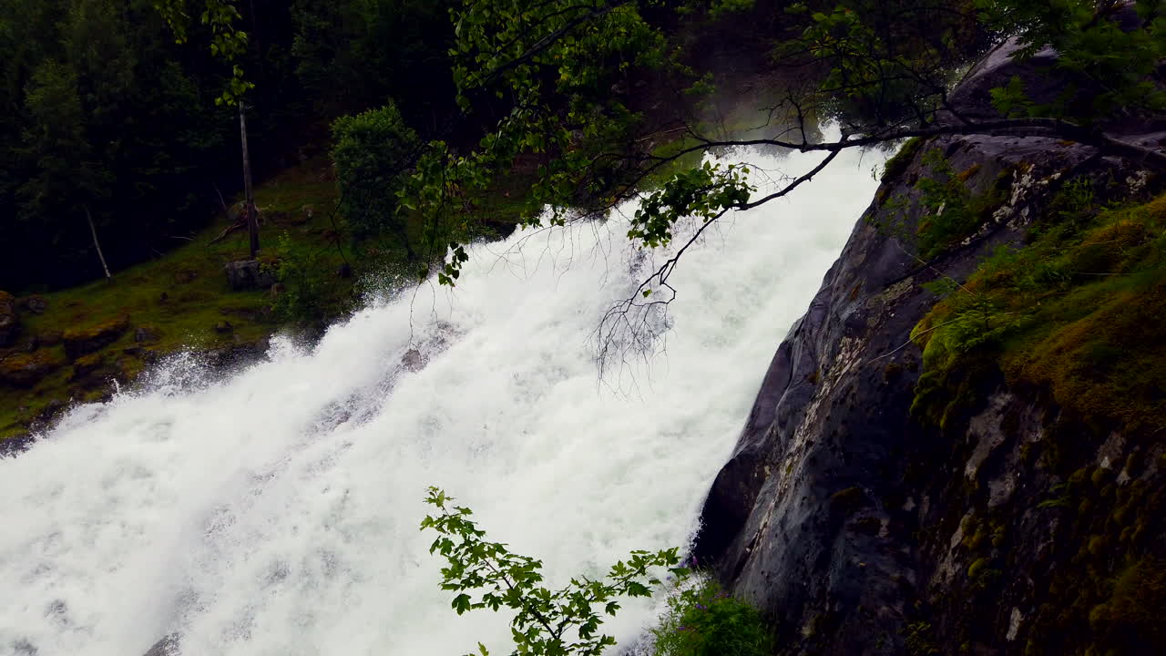 furiosa cascada de fossevandring, geiranger noruega, panorámica al hermoso fiordo noruego y crucero, 4k prorezhq