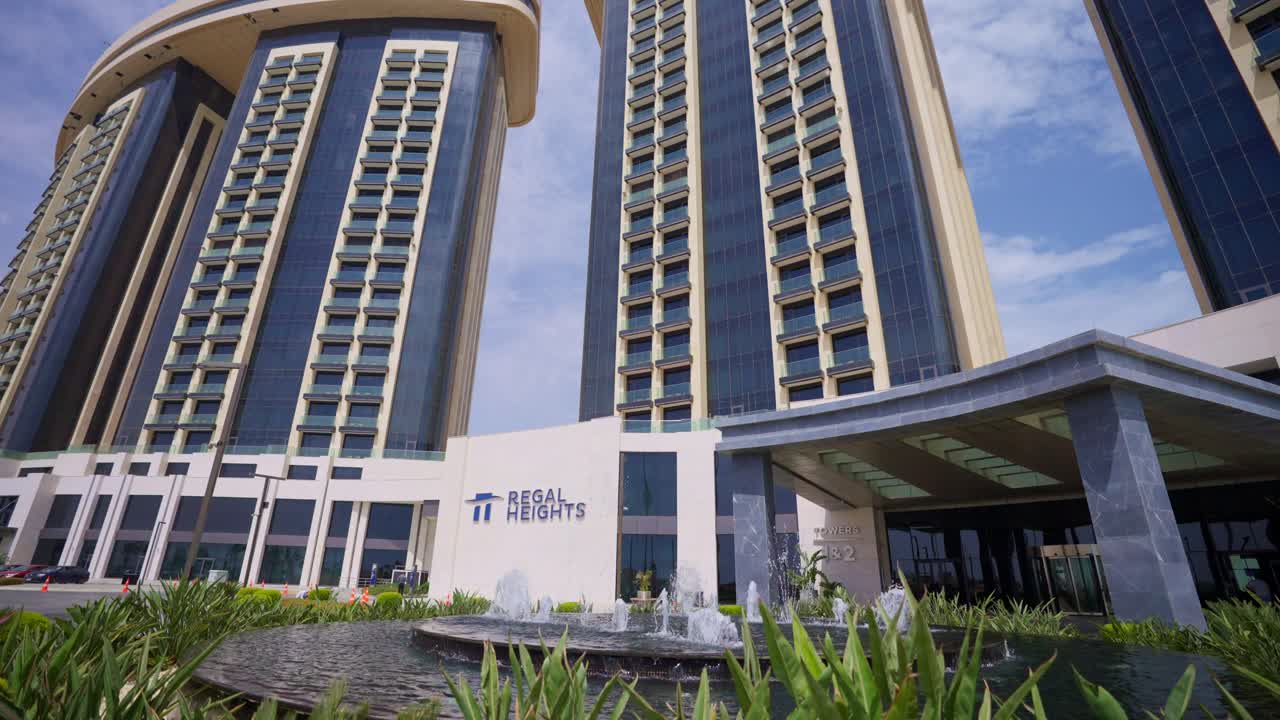 vista para un hotel en el alamein, egipto tiro de ángulo bajo, tiro amplio