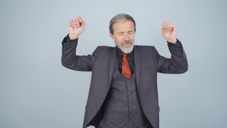 hombre de negocios bailando para la cámara.