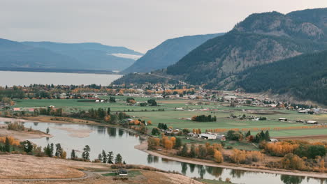 El-Pueblo-De-Chase-Y-El-Río-Thompson-En-La-Región-De-Suswap-En-Otoño.