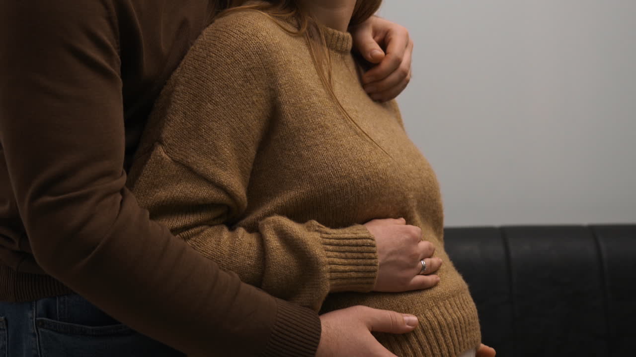 счастливая пара обнимается и целуется.