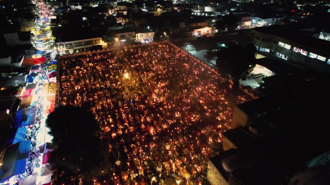 visita aérea nocturna al cementerio de mixquic en el día de los muertos