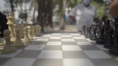 comienzo del juego de ajedrez callejero en la ciudad