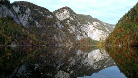 Feurig-Rote-Sonne-Verschmilzt-Mit-Dem-Horizont-Und-Wirft-Einen-Warmen-Schein-Auf-Ruhiges-Wasser