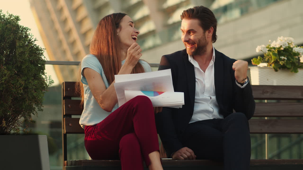 compañeros de trabajo hablando de documentos