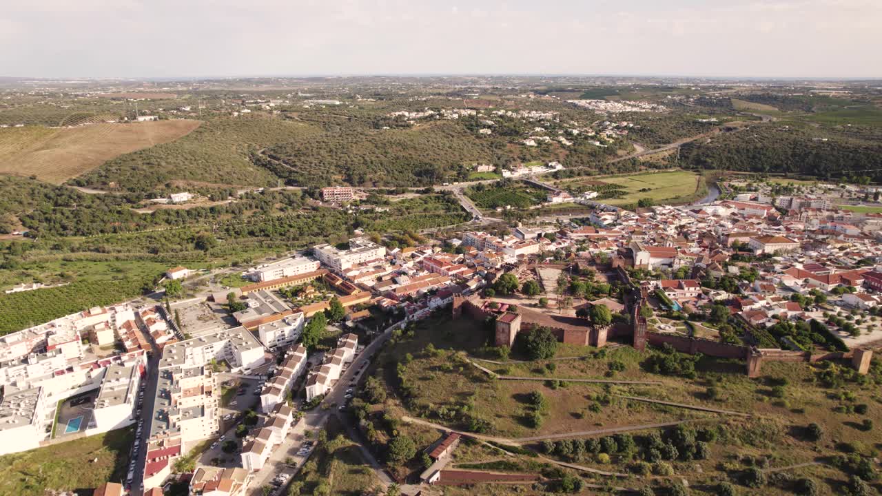 panorámica aérea del asombroso castillo de silves con vistas al paisaje