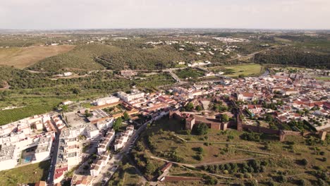 Luftpanorama-Der-Atemberaubenden-Burg-Von-Silve-Mit-Blick-Auf-Die-Landschaft