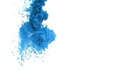 tinta azul en el agua