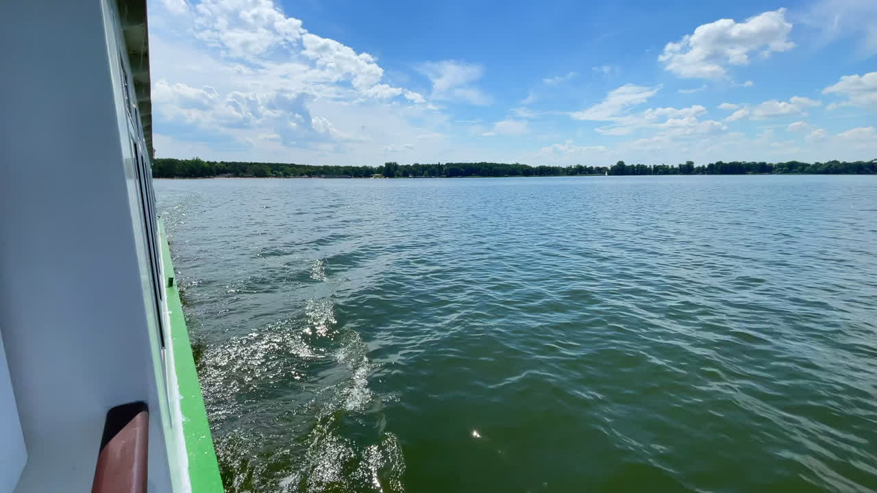 슬로우 모션-1의 아름다운 날씨에 보트가 호수를 가로질러 항해합니다.