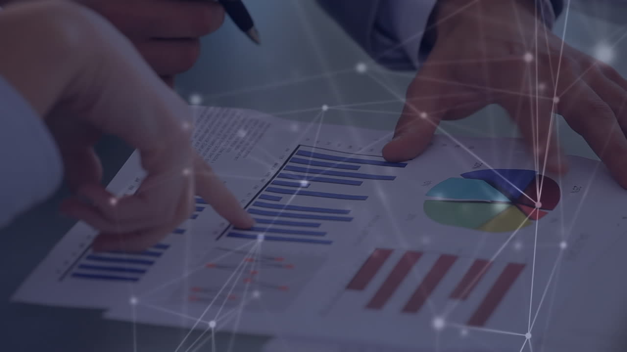 animación de redes de conexiones sobre personas que comprueban datos financieros