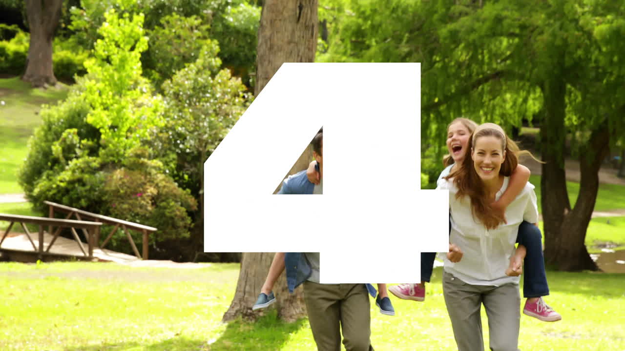 큰 색 숫자 5 애니메이션 가족이 공원에서 놀고 있습니다.