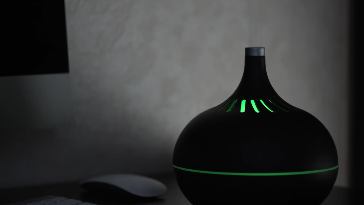 책상 위에 있는 현대 디푸저