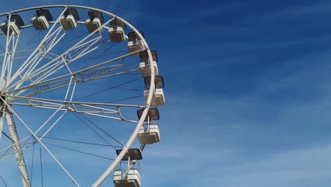 la rueda gigante en el fondo del cielo azul