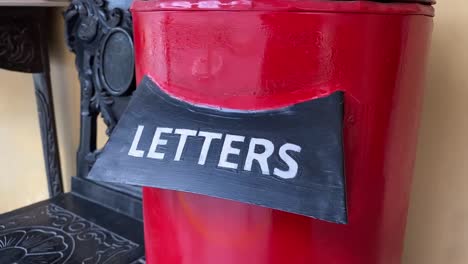 Buzón-De-Correos-De-Color-Rojo-De-Correos-Indios&quot;-Con-Letras-Escritas-En-él