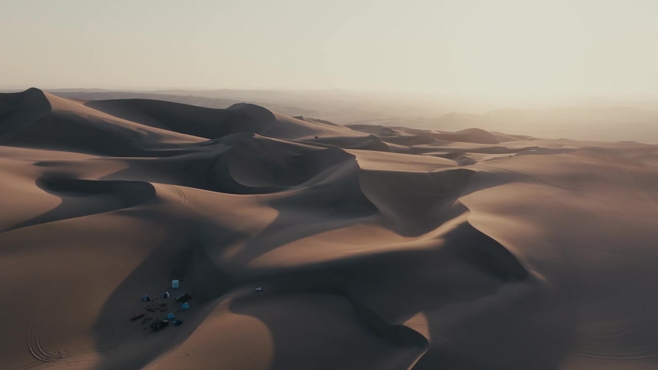Veduta aerea di campeggiatori nel deserto in Perù.