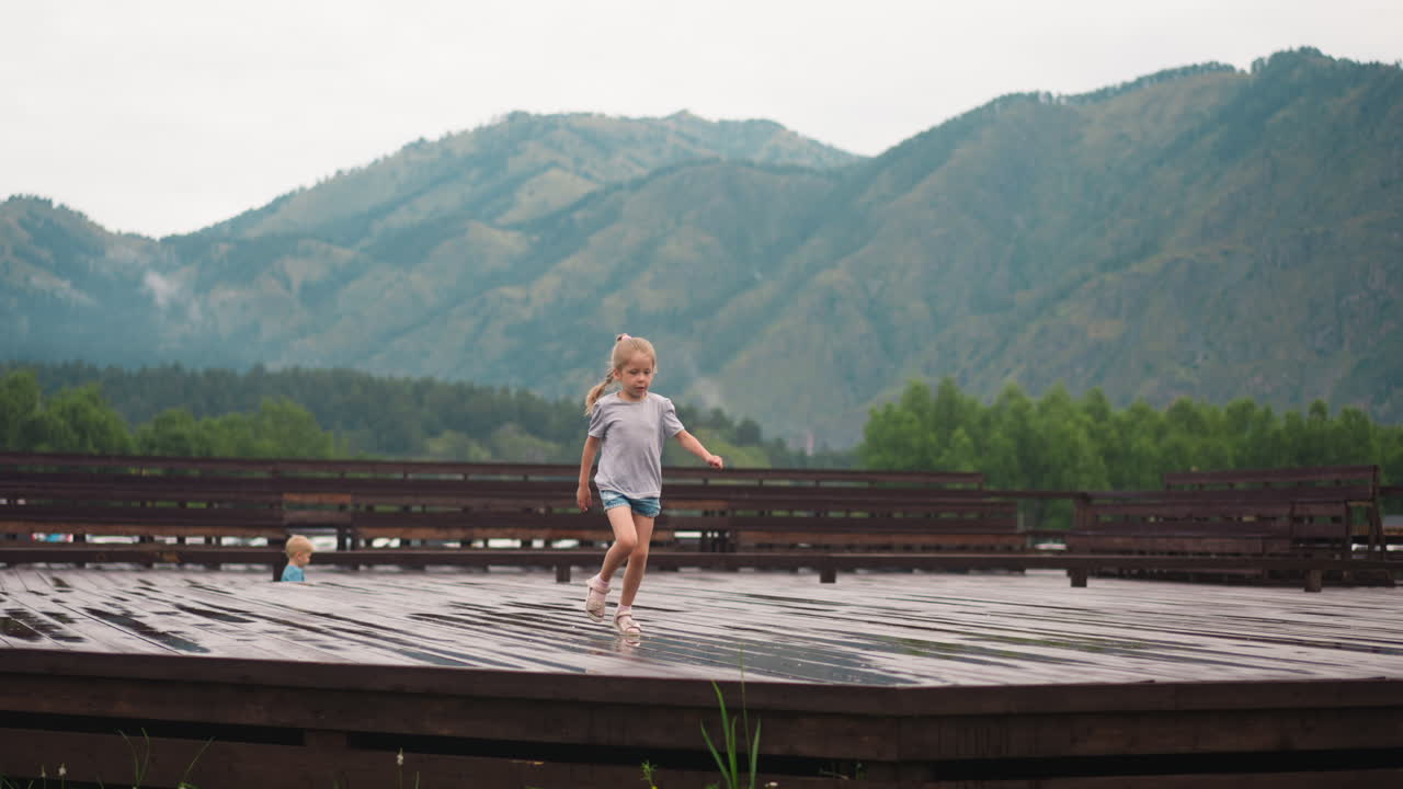 플레이트를 입은 소녀가 하이랜드의 땅을 따라 재미있게 뛰고 있습니다.