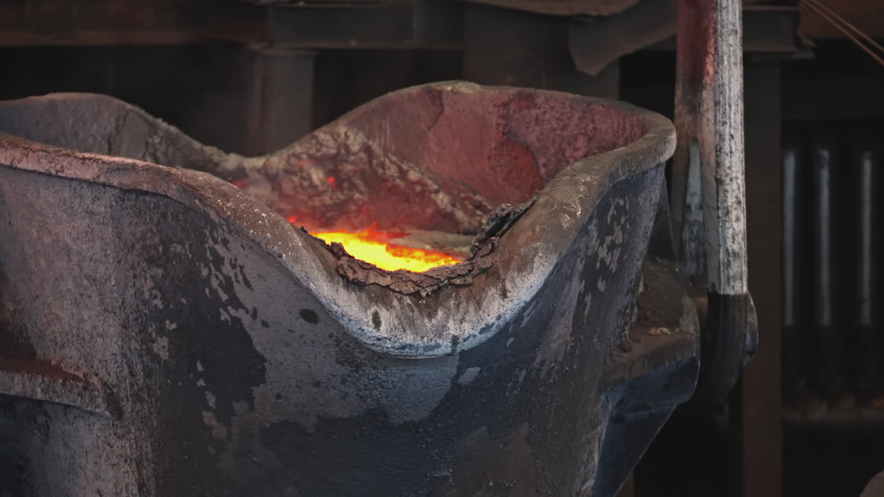 metal fundido en un crisol