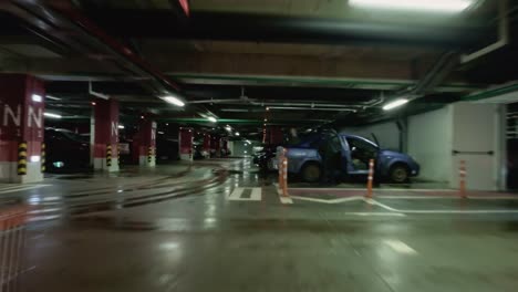 caminar a través del estacionamiento subterráneo del centro comercial, lapso de tiempo