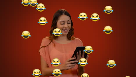 emoji de cara moviéndose contra la mujer usando una tableta digital