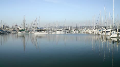 Aufstehen,-Um-Den-Sonnigen-Tag-Mit-Segelbooten-über-Glasklares-Wasser-Zu-Treffen