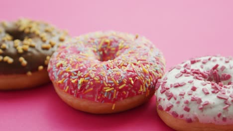 Reihe-Glasierter-Süßer-Donuts