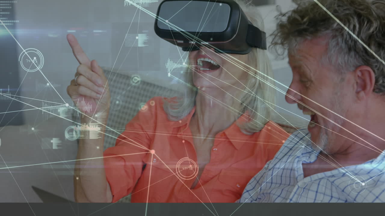 una pareja de ancianos divirtiéndose con auriculares de realidad virtual