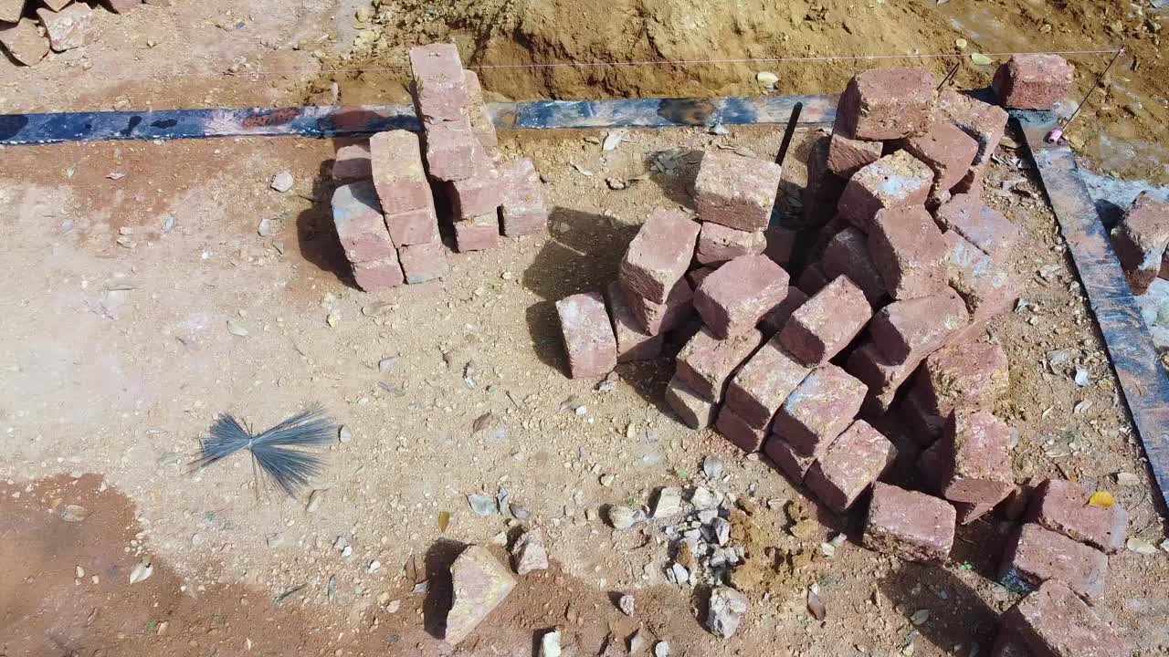 토지 블록을 사용하여 건설, 집의 기초를 건설, 인도에서 건설 현장에서 일하는 노동자, 은 돌로 집을 건설, 시멘트를 사용하여 작업