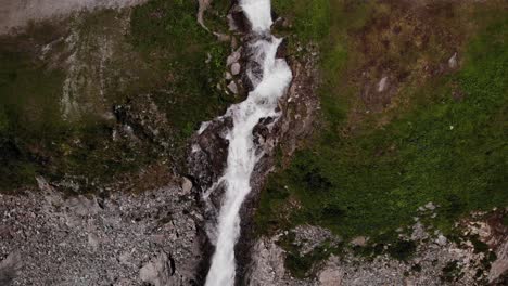 Vista-De-Pájaro-De-La-Cascada-Que-Fluye-Por-El-Acantilado-En-Austria