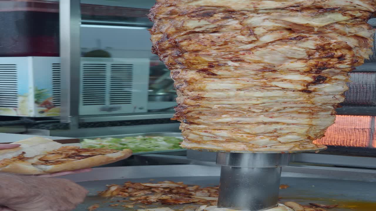 un close-up de una shawarma que se está preparando en una rosera