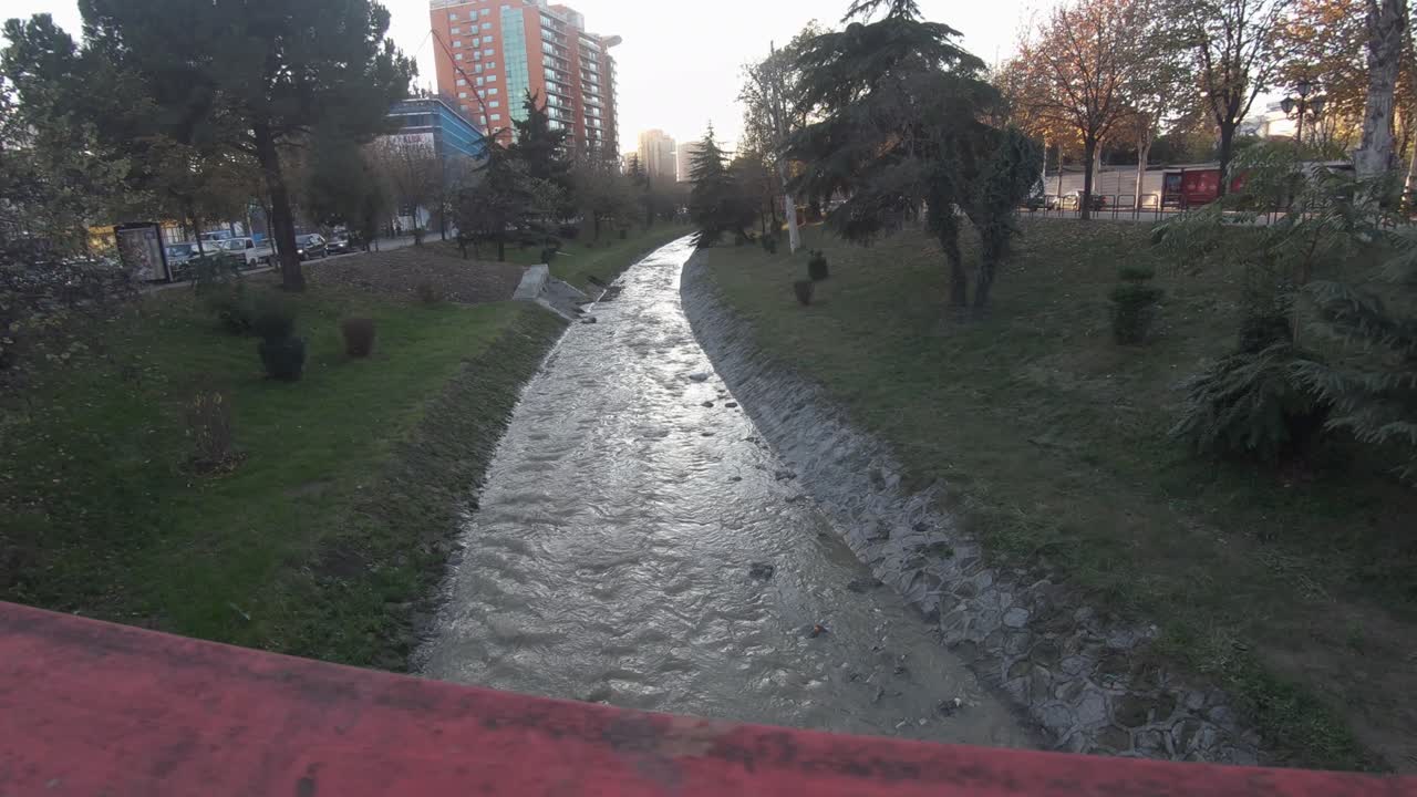 flujo de agua en tirana, la capital de albania
