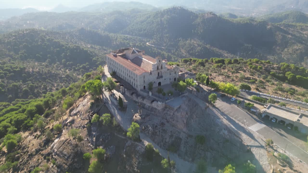 Ripresa aerea che rivela la cima della collina della basilica di Nostra Signora della Cabeza e il paesaggio dell'Andalusia, Spagna.