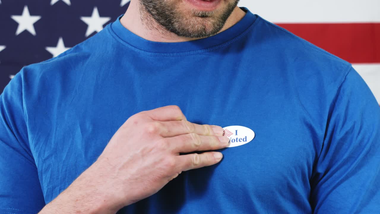 pegatina de elecciones presidenciales en un hombre