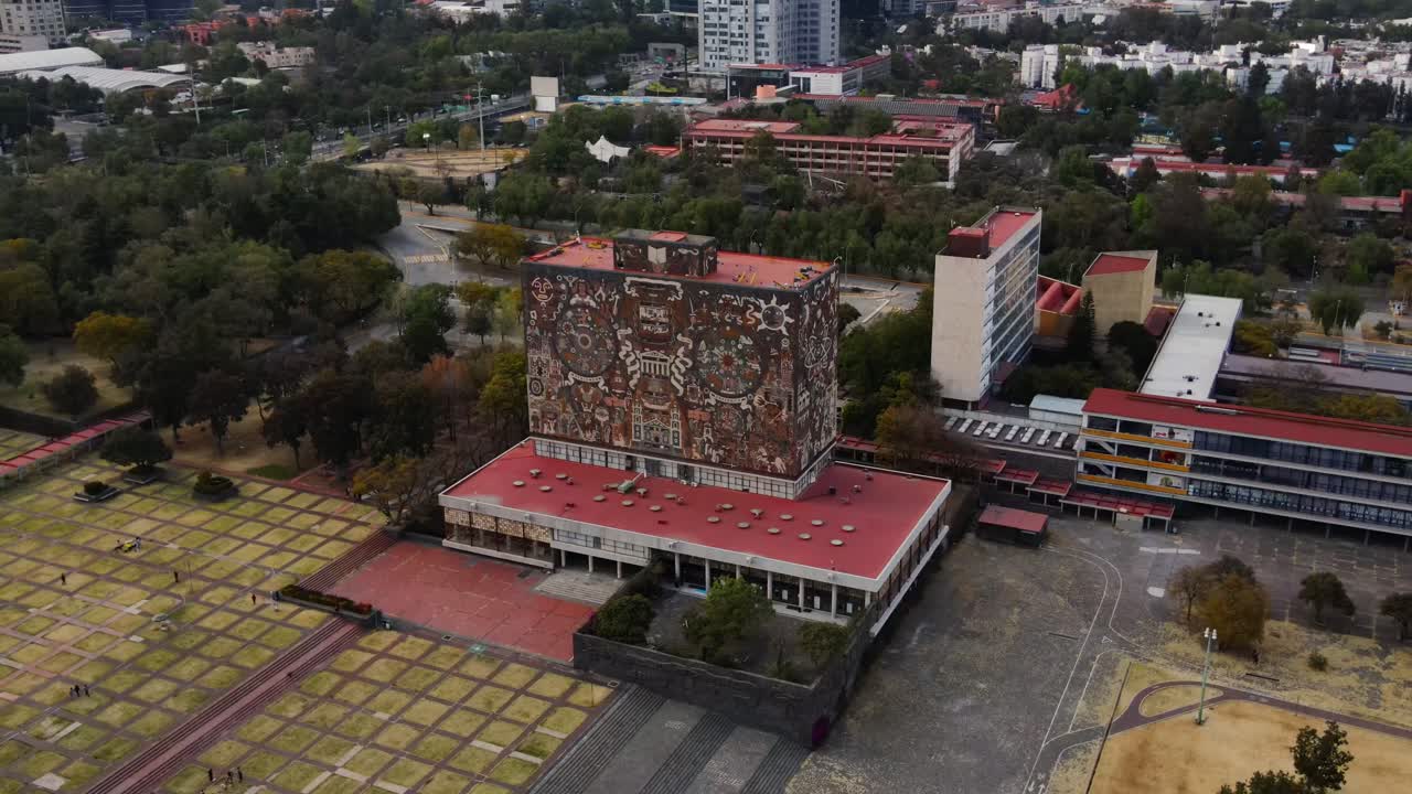 edificio con mural artístico en el campus de la unam, ciudad de méxico, méxico