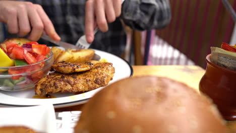 Primer-Plano-De-Un-Plato-Con-Comida