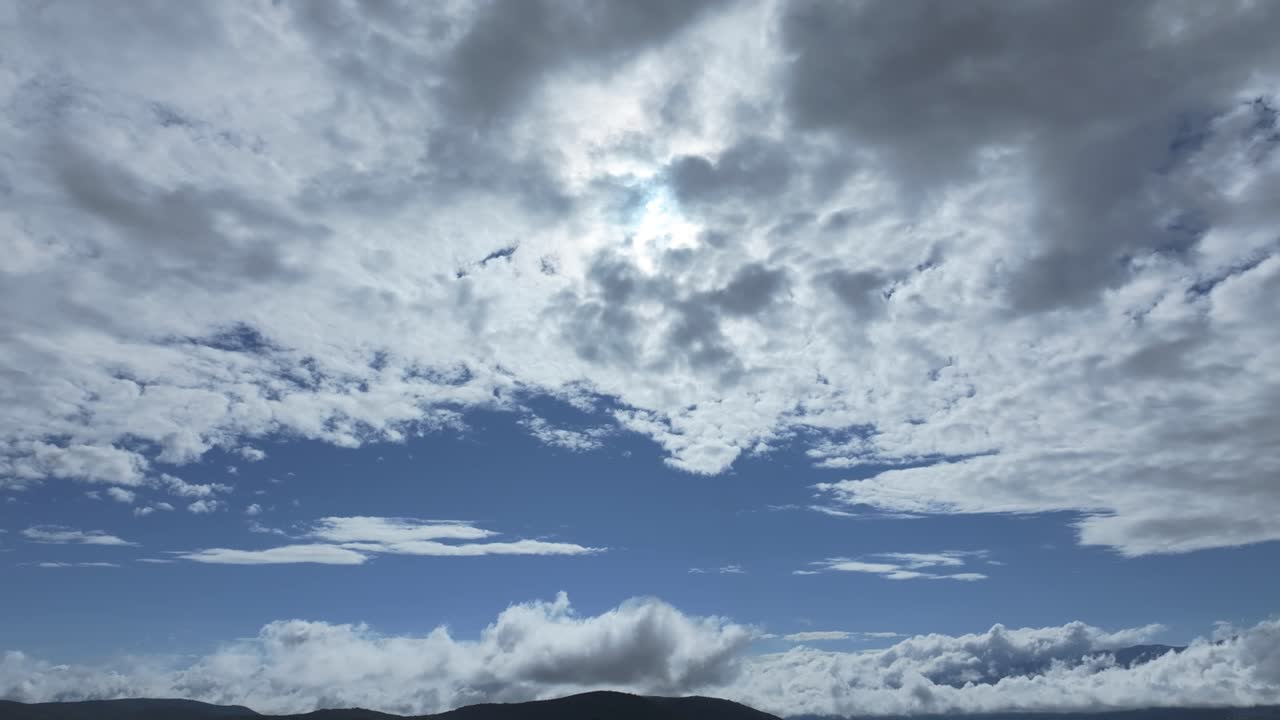 티에타르 계곡의 아름다운 드론 촬영은 산이 낮은 구름으로 가득 차 있고 하늘은 구름로 가득 차 있으며 하늘과 땅 사이에 파란색 줄무를 남기고 태양이 뜨고 싶어합니다.
