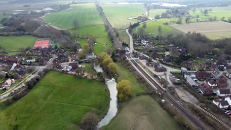 esta es una foto tomada por un dron siguiendo el río stour a través de wye, un pueblo histórico en inglaterra