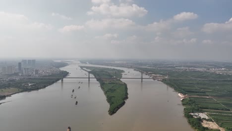 Horizonte-De-Neblina-Atmosférica-Cubre-Hanoi,-Puente-Nhat-Tan-En-Primer-Plano