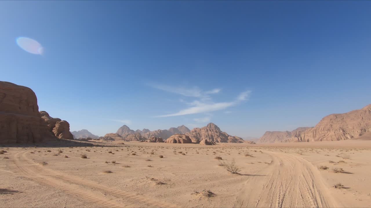 Guida nel deserto dal punto di vista del conducente e paesaggio del Wadi Rum, Giordania