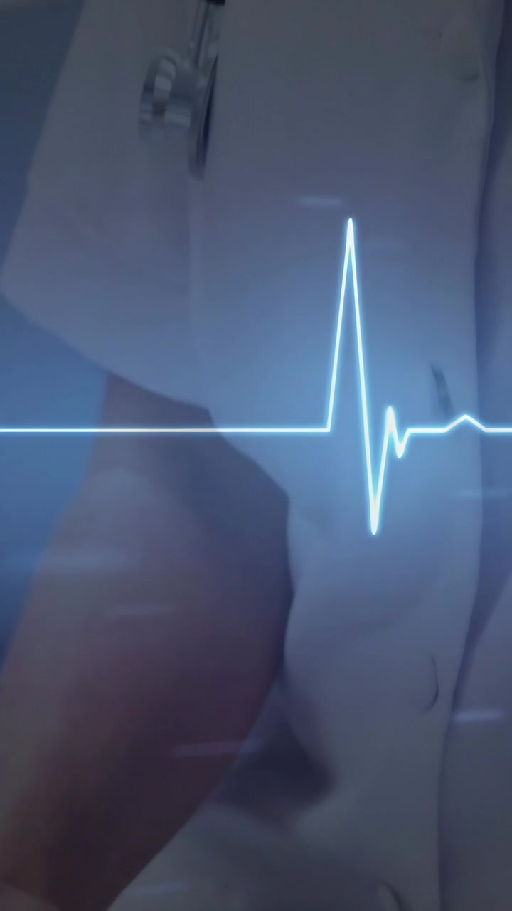Video vertical: Cámara inclinándose con una línea de ECG deslizándose, revelando a una médica sonriendo e indicando cuidado.