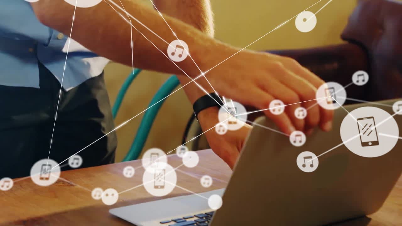 animación de la red de conexiones con iconas de los medios sobre la mujer de negocios caucásica en la oficina