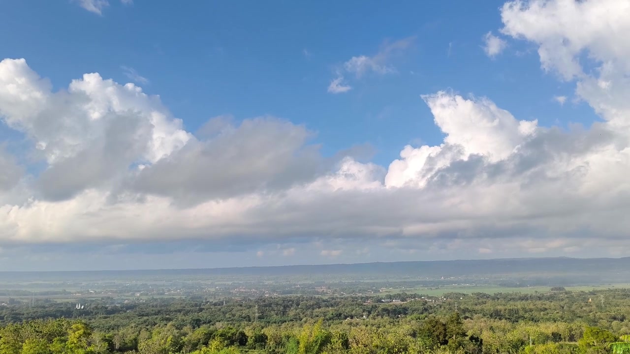 Pemandangan Panorama Lembah Hijau Subur di Bawah Langit Biru Berawan