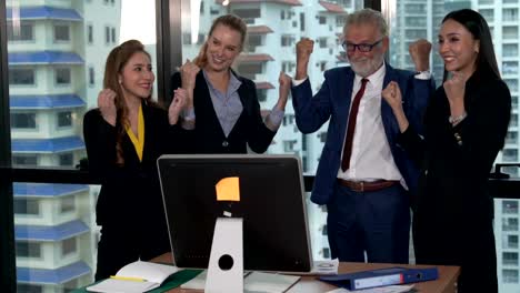 la gente de negocios feliz celebra la victoria del éxito
