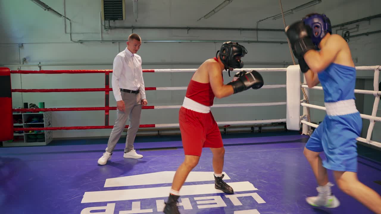 Combate de boxeo en curso