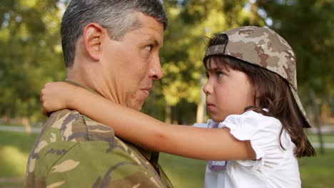 Glücklicher-Militärvater,-Der-Tochter-Eine-Tarnkappe-Aufsetzt