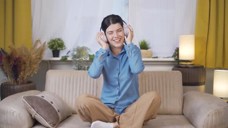 Mujer-Joven-Feliz-Escuchando-Música-Con-Auriculares.