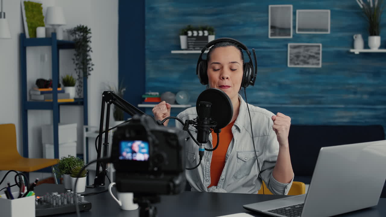 Glad og populær vært af internet-podcastshow afslutter livestream