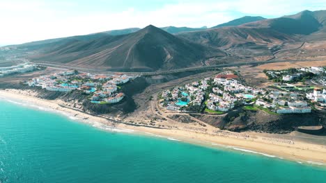 Vista-Aérea-De-Un-Hotel-De-Lujo-A-Lo-Largo-De-La-Costa-Hotel-Princess-Fuerteventura,-Islas-Canarias,-España