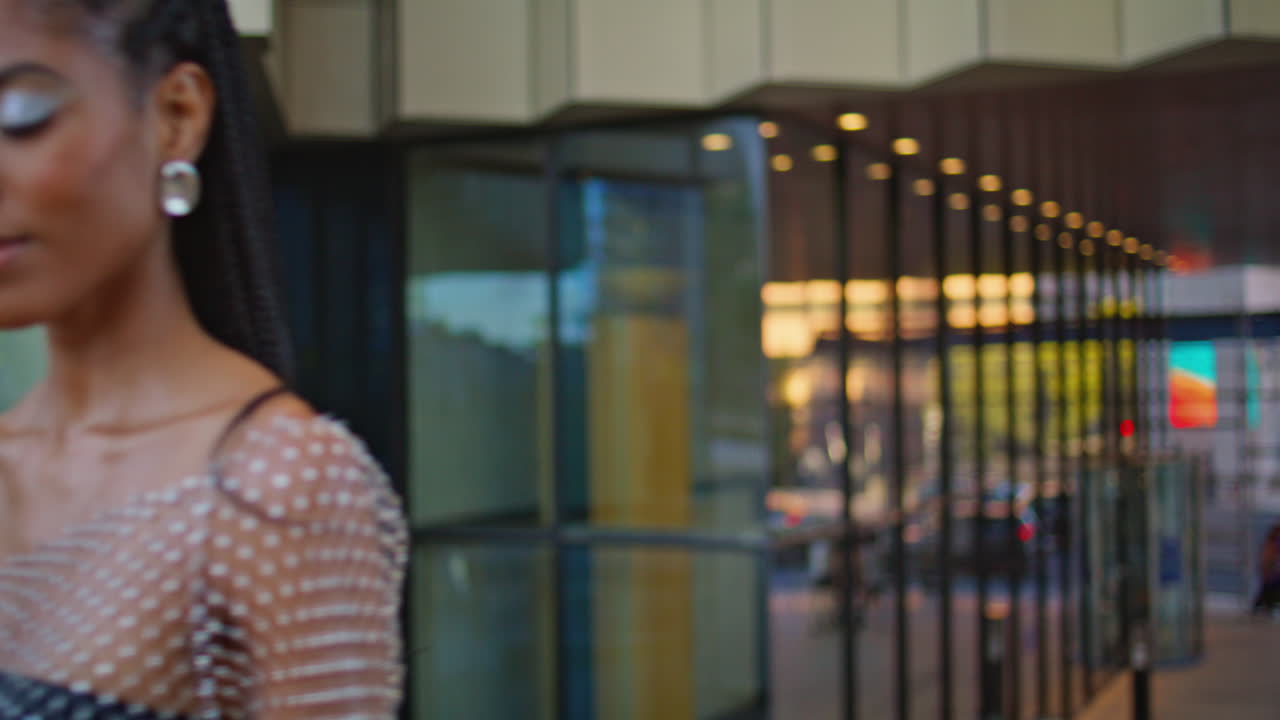 modelo mirando cámara caminando centro comercial retrato de fondo