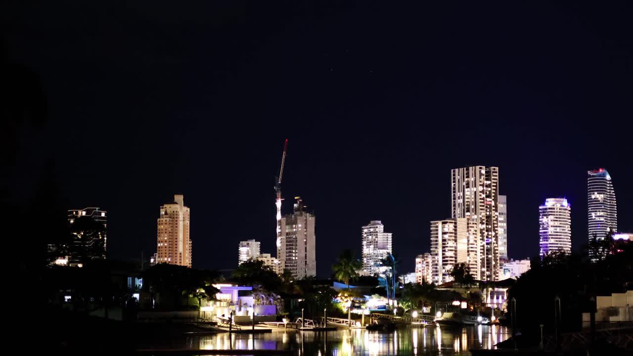 황혼에서 밤까지의 도시 스카이 라인의 타임 라프스